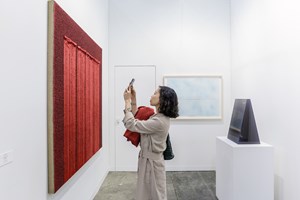 Ha Chong-Hyun and De Wain Valentine, <a href='/art-galleries/almine-rech-gallery/' target='_blank'>Almine Rech Gallery</a>, Art Basel in Hong Kong (29–31 March 2019). Courtesy Ocula. Photo: Charles Roussel.